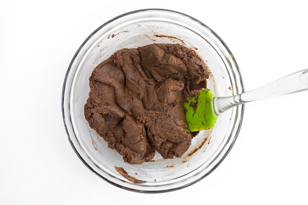 The chocolate chips and peanut butter mixture are mixed thoroughly.