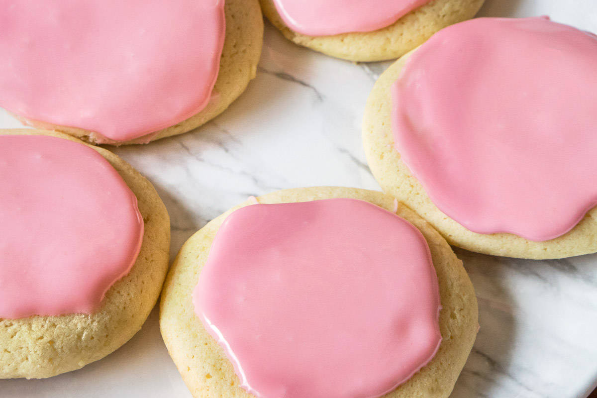 Close up image of icing on sugar cookies.