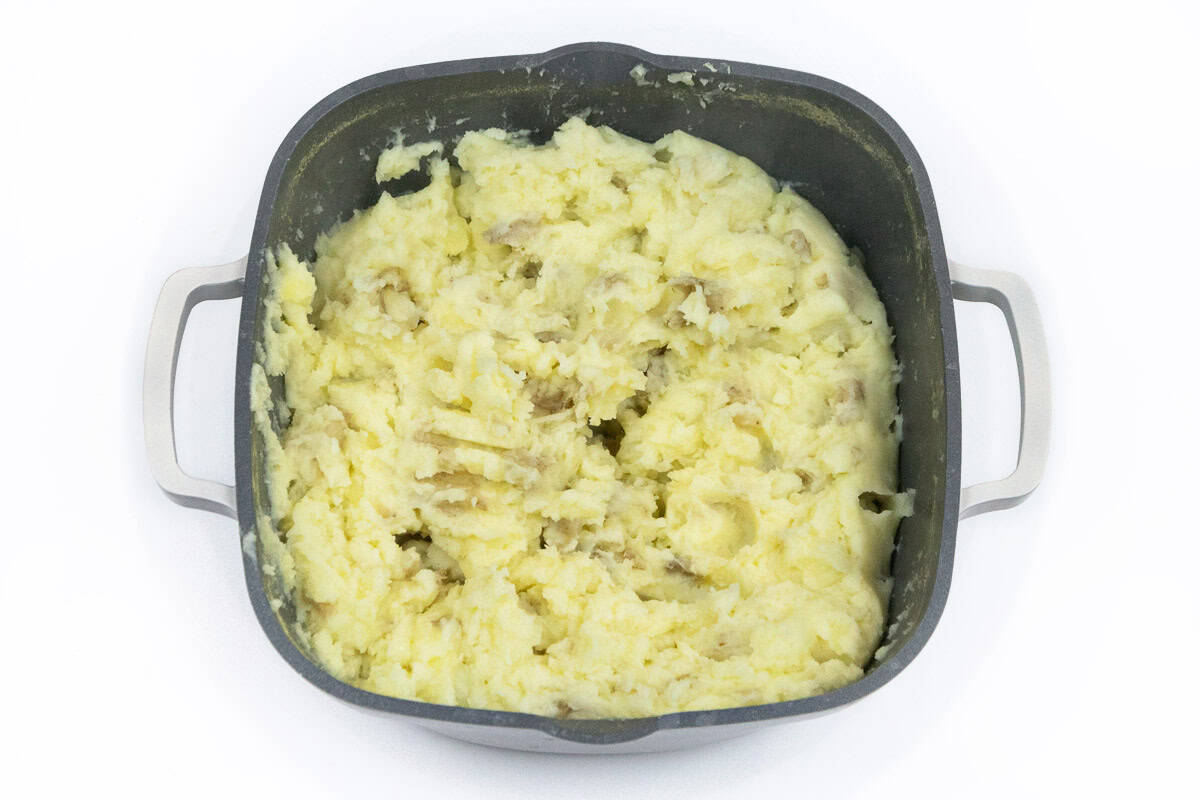 Mashed potatoes in a saucepan.