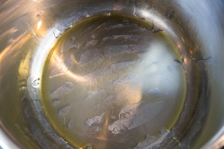 Put one tablespoon of olive oil in the instant pot.