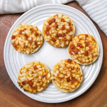 Air fryer frozen mini pizza bagels recipe.