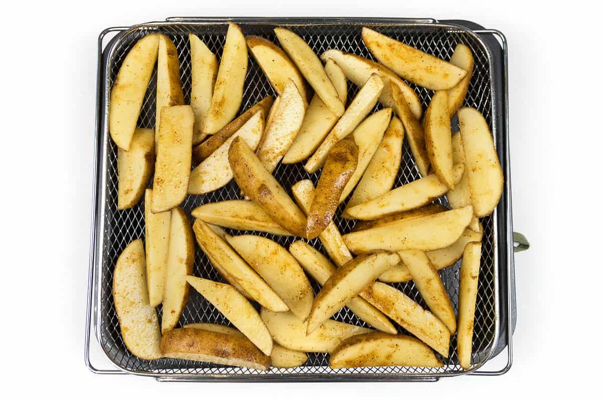 Arrange potato wedges in the air fryer basket.