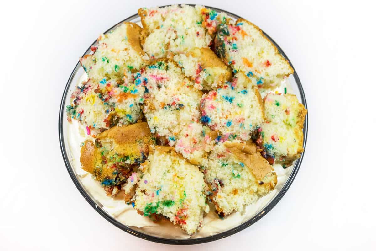 Place the last row of cake in the trifle bowl.