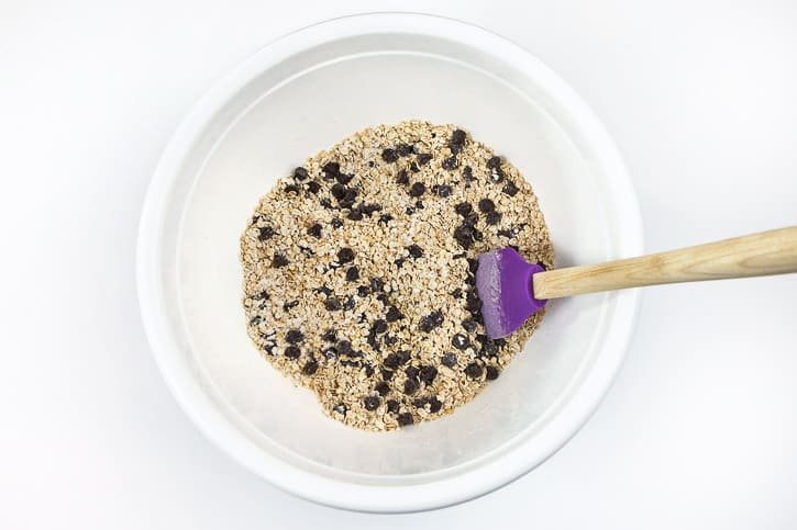 Chocolate, rolled oats, and flour in the large bowl mixed well.