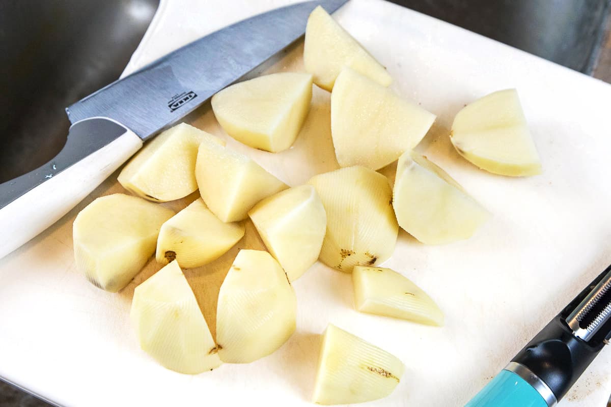 Cut the potatoes into eighths.