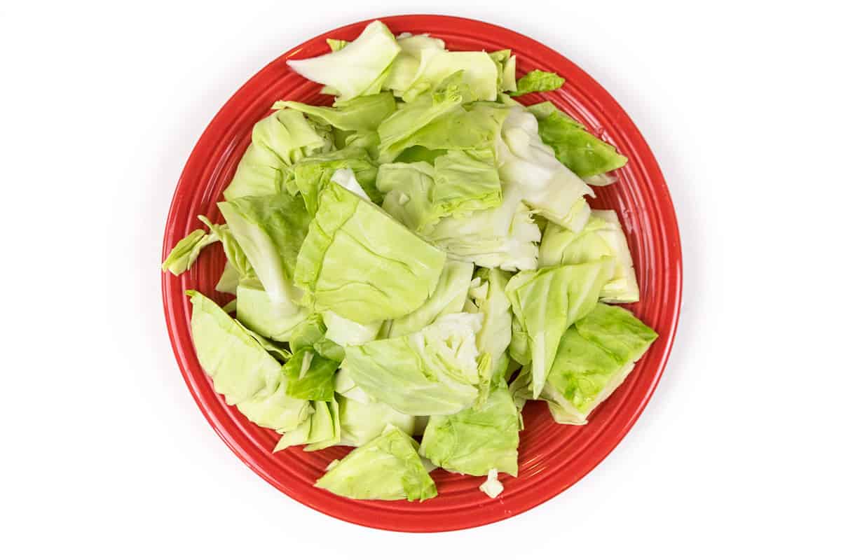 Cut the cabbage into pieces.
