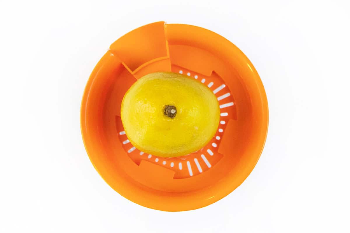 Squeeze the juice out of the four lemons.
