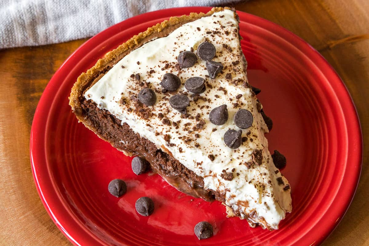 A slice of Mississippi mud pie on a plate.