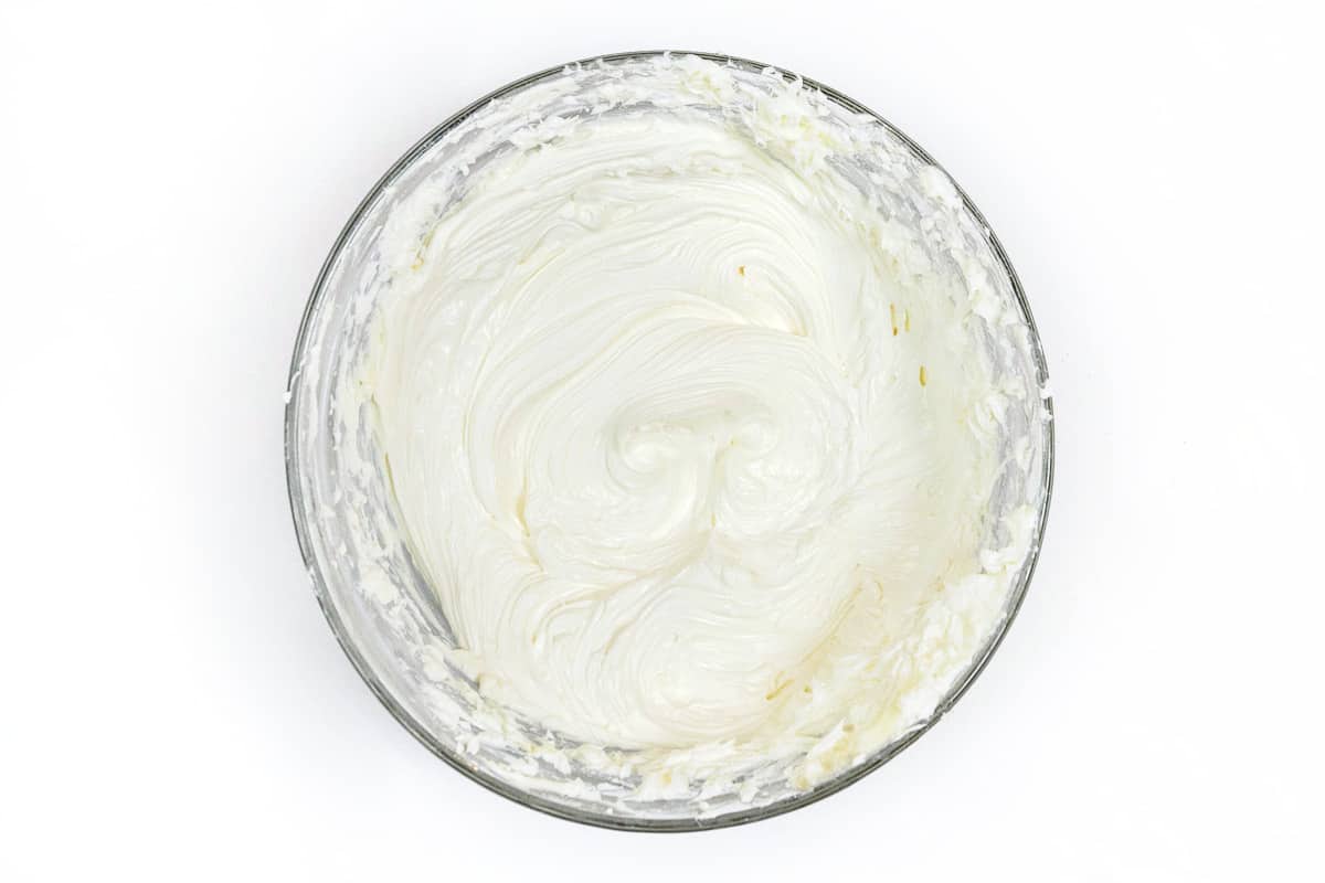 Mix the vanilla extract and powdered sugar with the cream cheese.