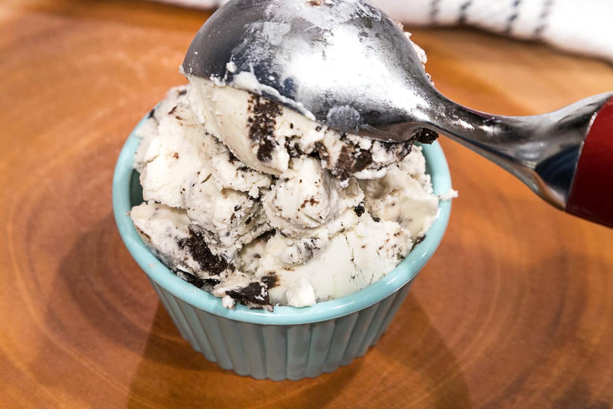 Oreo cookie ice cream in a bowl.