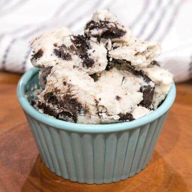 Oreo ice cream recipe in a cup.