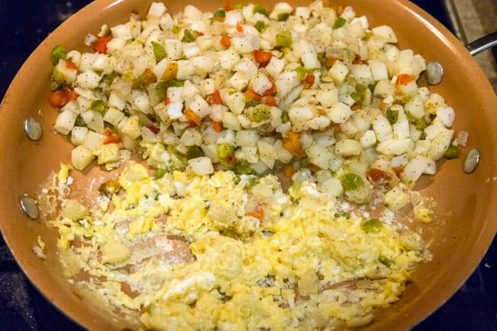 Scramble eggs in the frying pan.