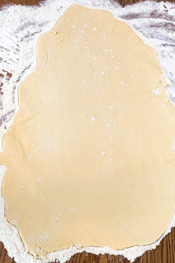 Roll out the cookie dough.
