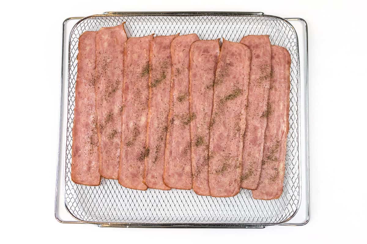 Sprinkle one-fourth teaspoon of black pepper on the bacon.